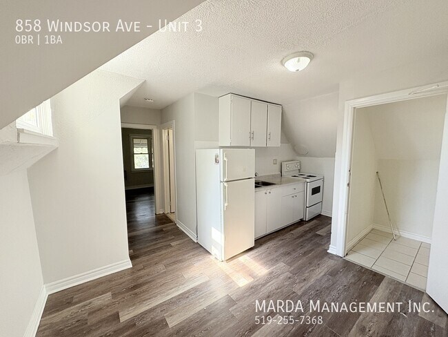 Building Photo - COZY BACHELOR UNIT 1 BATH - ALL INCLUSIVE - DOWNTOWN WINDSOR!