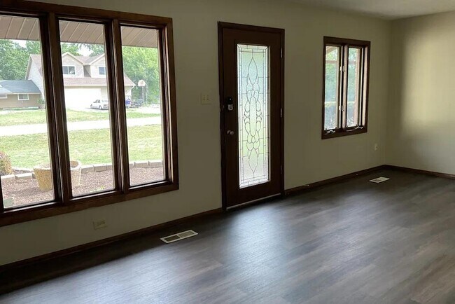 Building Photo - 16401 Sherwood Dr