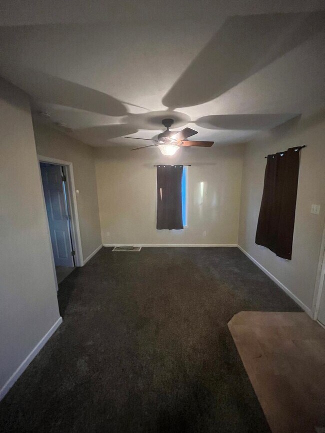 Building Photo - 1 br, 1 bath House - 206 Ave G