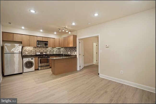 Building Photo - 660 Morton Pl NE