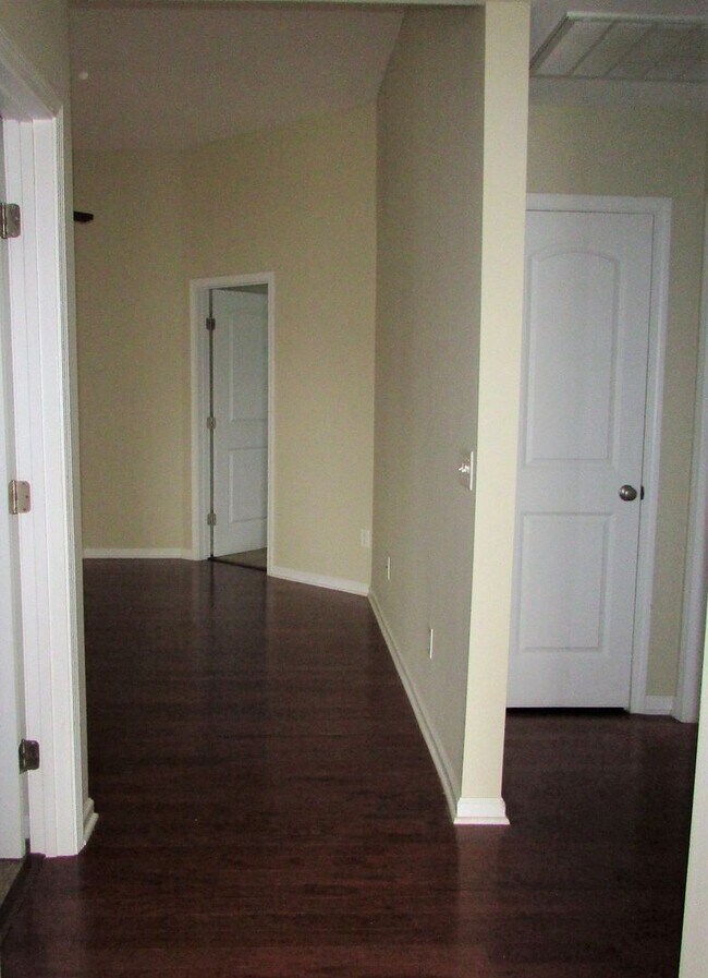 Foto del edificio - This property is located at The Villages at Mariner's Pointe - 3 Bedrooms  2 Baths  with 2 Car Ga...