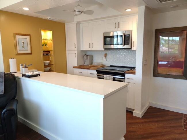 Building Photo - Seasonal Short-Term Condo located in Downt...