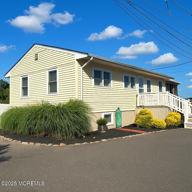 Building Photo - 44 Riverdale Ave