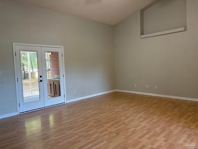 Foto del edificio - 5614 Whispering Woods Dr