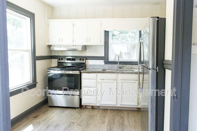 Building Photo - 736 Henderson Dr