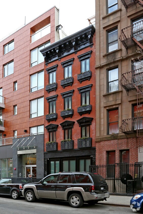 Building Photo - 304 W 18th St