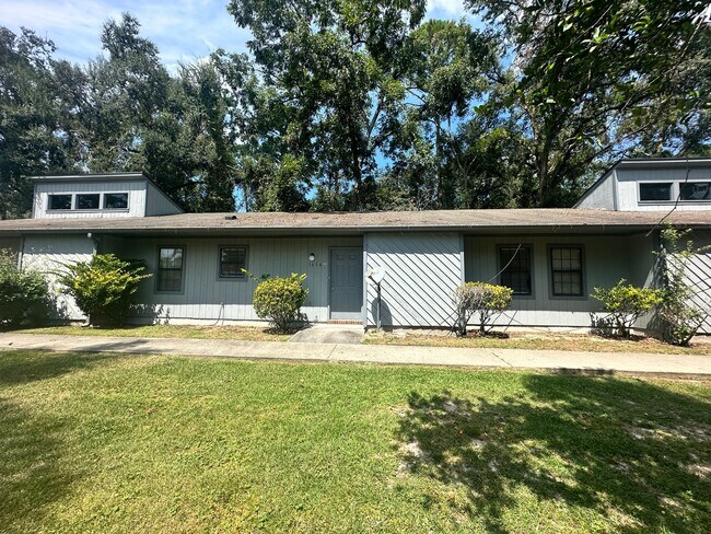 Foto del edificio - 2 Bedroom/2 Bathroom Duplex located close ...
