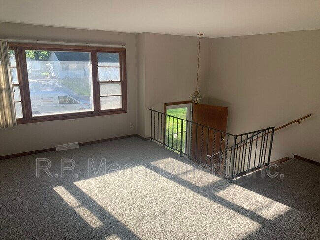 Building Photo - 237 Moonlite Dr