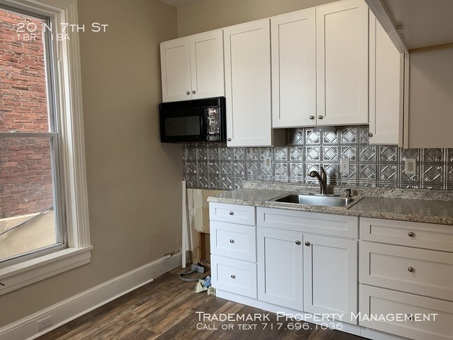 Building Photo - Very Nice 1 Bedroom Apartment