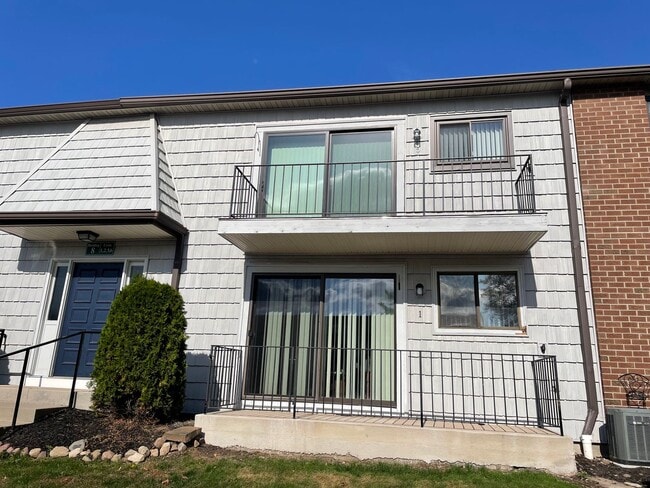 Building Photo - 2 Bedroom Condo - 1.5 Baths, Community Pool, Central AC