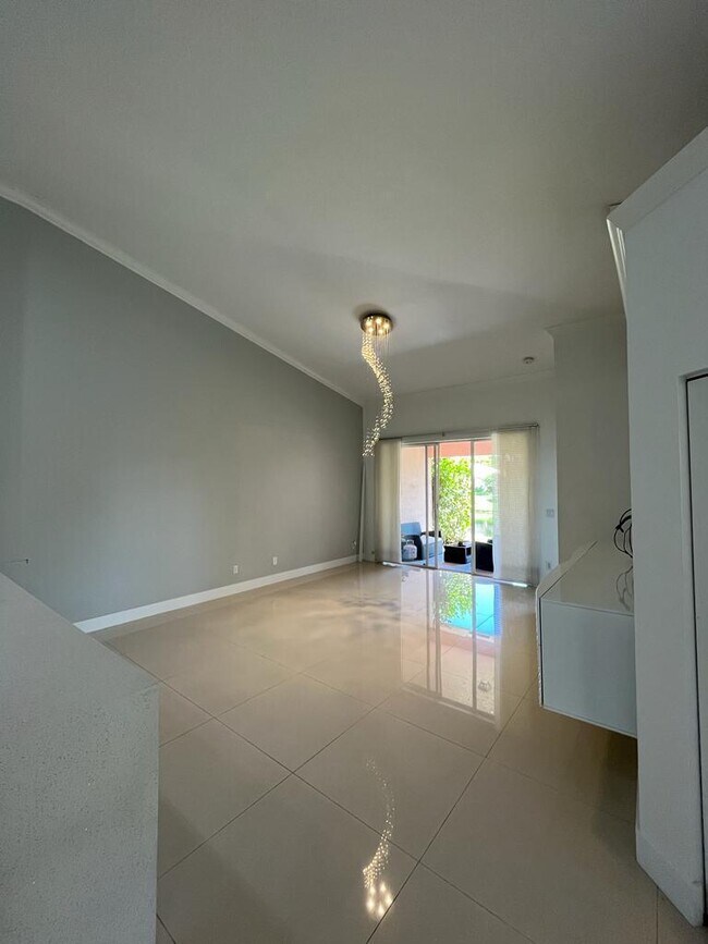 Building Photo - 305 W Coral Trace Cir