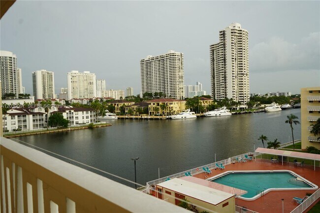 Foto del edificio - 2999 Point E Dr