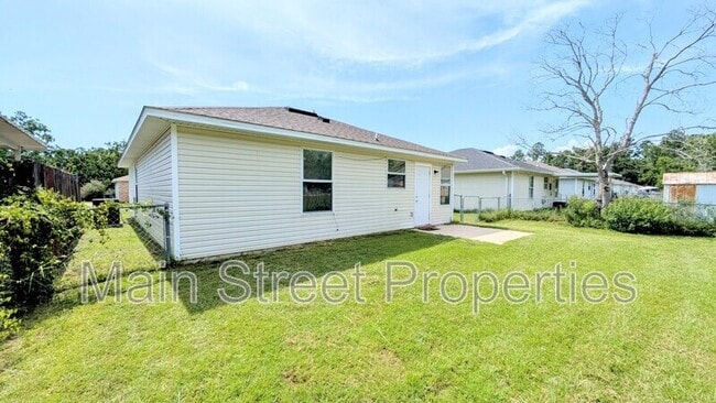Building Photo - 424 Pine Crescent Way