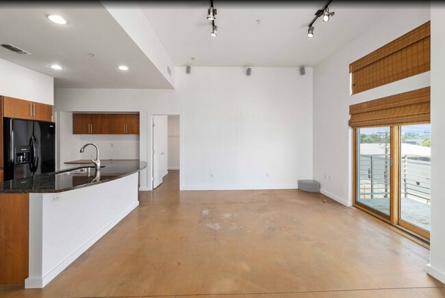 Building Photo - Prime location with City Views!!
