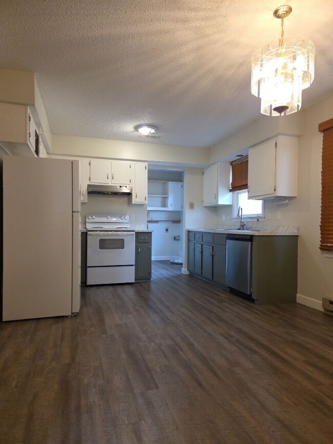 Foto del edificio - 3 Bed, 1 Bath, 1 Car Garage House for Rent in Bolivar, MO! Large fenced in backyard!!