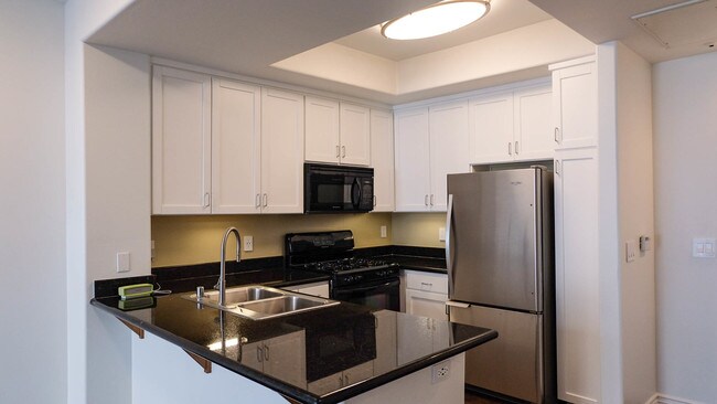 Kitchen with brand new fridge - 4060 Glencoe Ave