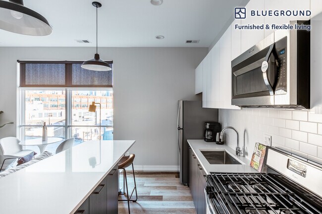 Foto del edificio - 713 N Milwaukee Ave