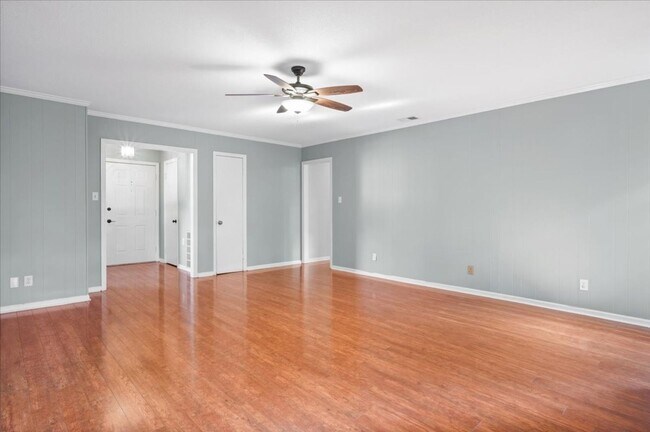 Foto del edificio - Charming 3-Bedroom, 3-Bath Home in Georget...