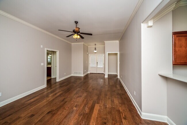 Building Photo - 1406 Lake Front Dr E