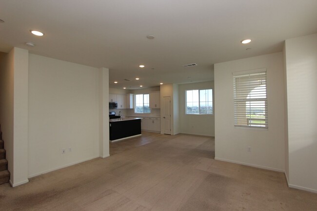 Foto del edificio - Large 3 bedroom 2.5 bathroom home availabl...