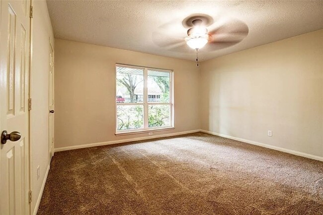 Building Photo - 1915 Solomon St