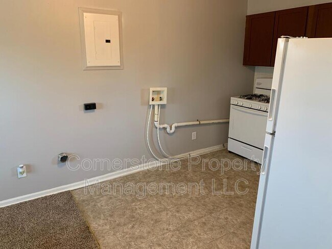 Building Photo - 8365 Lakeview Dr