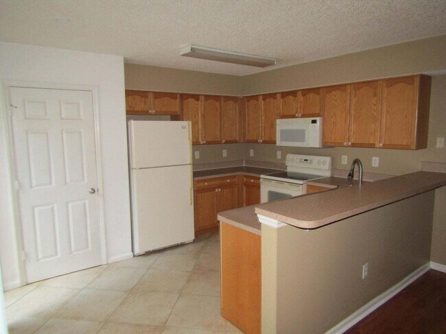 Building Photo - 2212 White Pine Cir