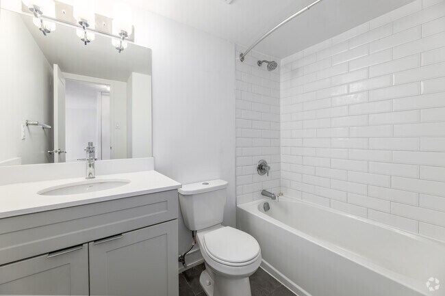 1 chambre, 1 salle de bain - 68 m² - Salle de bain - 10 Highland Crescent