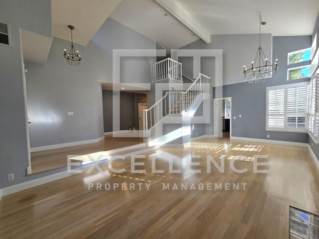 Building Photo - Beautiful Spacious 4/2.5 House - Owners Up...