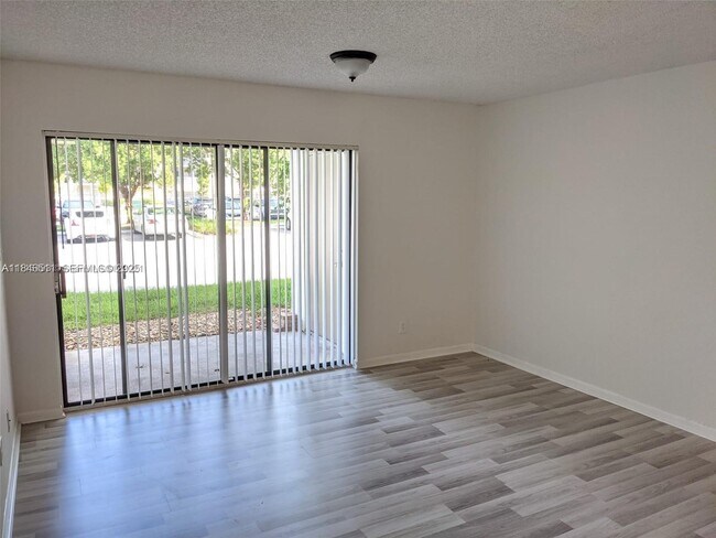 Foto del edificio - 560 S Park Rd