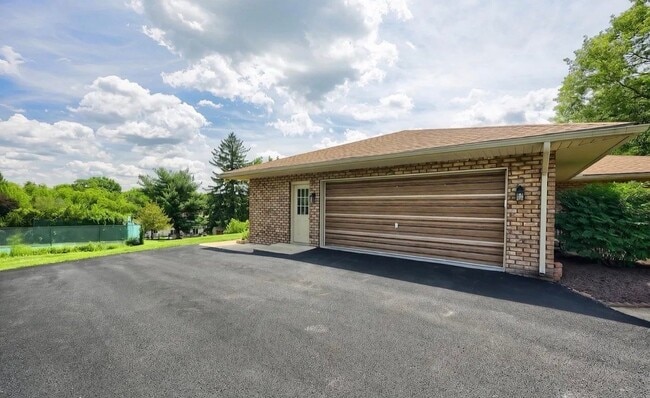 Building Photo - 87 Churchill Dr