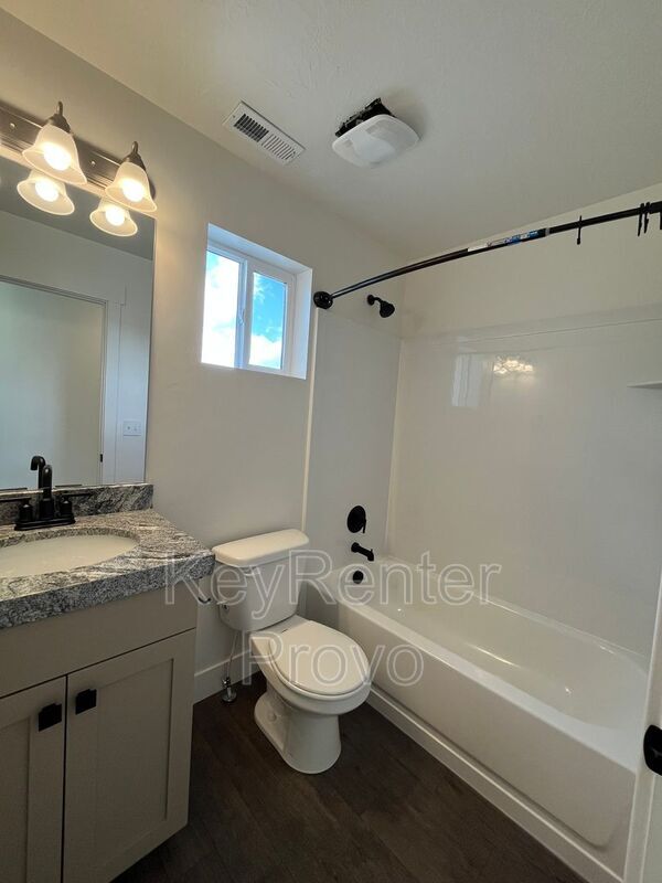 Building Photo - 4724 E Lk Cor Dr
