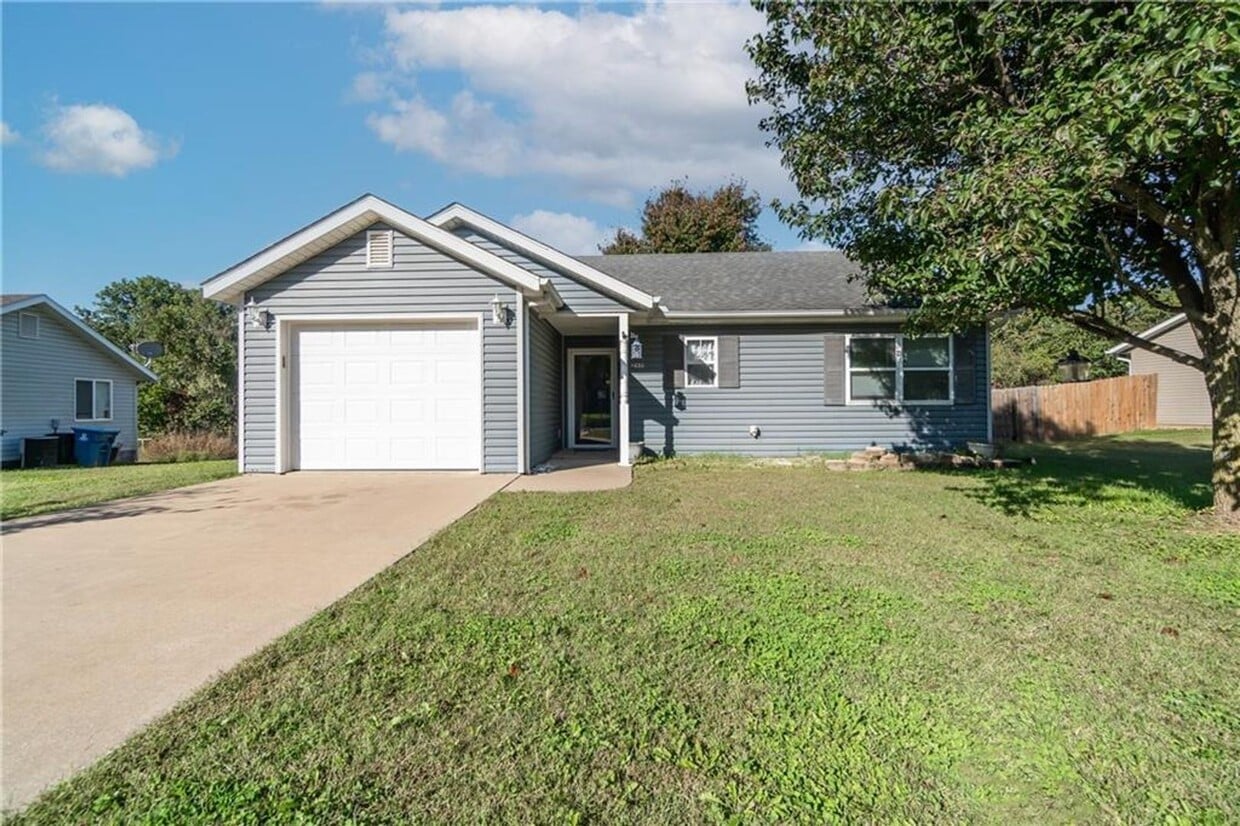Foto principal - 2 bedroom 2 bath house, fenced, 1 car garage