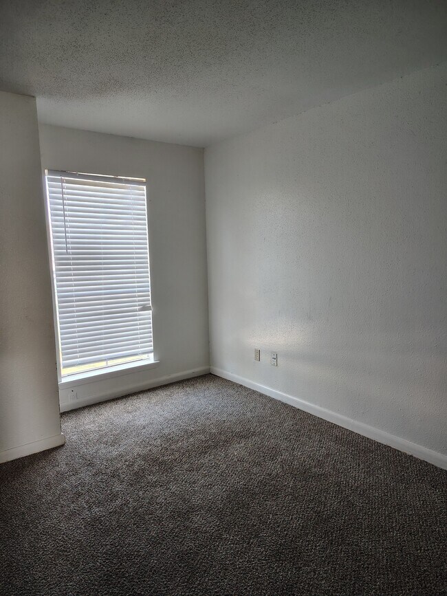 Building Photo - 5625 Antoine Dr