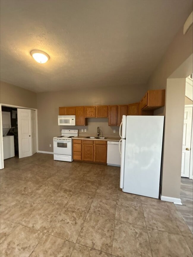 Building Photo - Large 3 Bedroom Townhome Available For Short-Term Lease! Brand New Flooring and Paint!