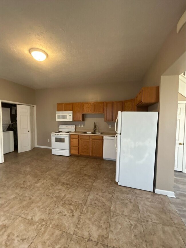 Foto del edificio - Large 3 Bedroom Townhome Available For Short-Term Lease! Brand New Flooring and Paint!