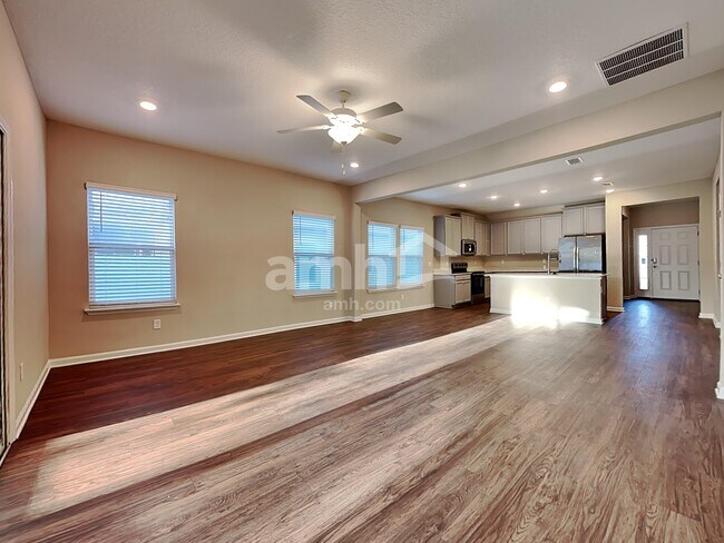 Foto del edificio - 300 Anastasia Park Rd