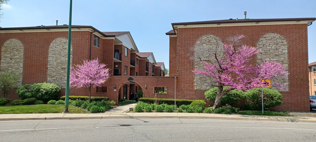 Primary Photo - 8426 W Catalpa Ave