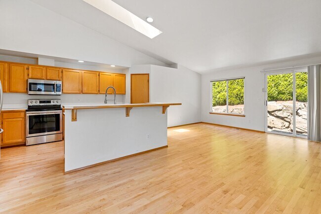 Building Photo - 3 bed 2 bath Benson Hill Area