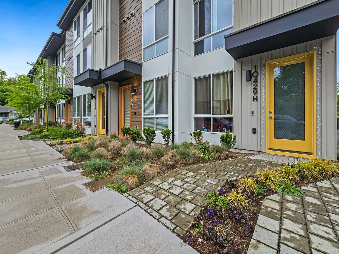 Foto principal - Stylish 2BR Townhome: Custom Features, Roo...