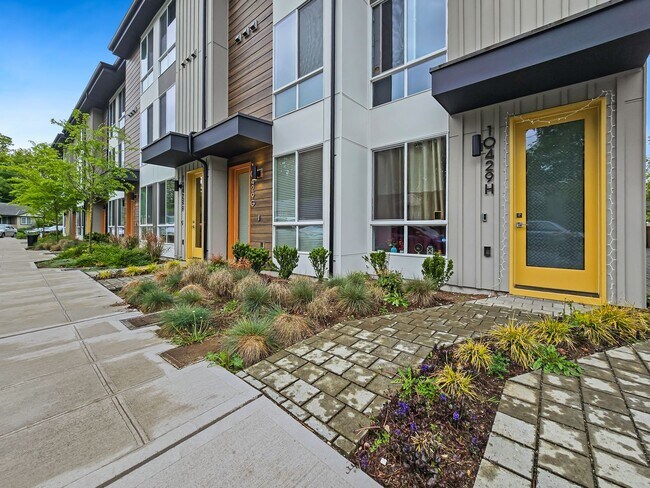 Stylish 2BR Townhome: Custom Features, Roo... - Stylish 2BR Townhome: Custom Features, Roo...