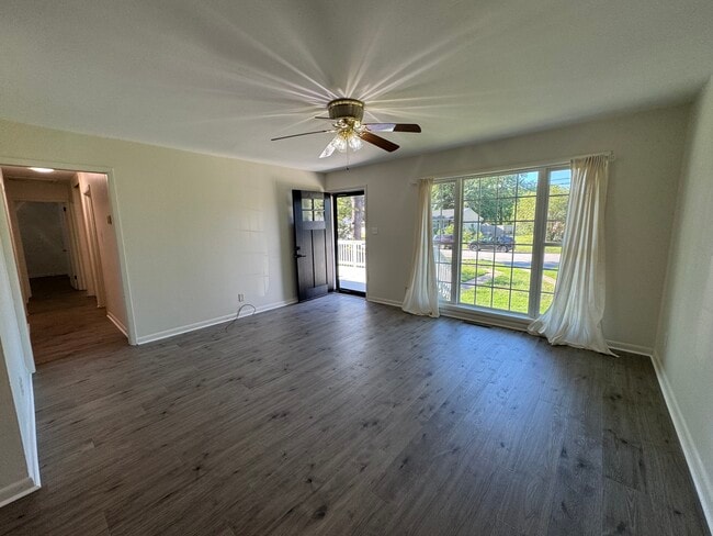 Building Photo - 20 Lenora Dr