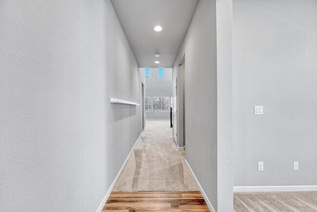 Foto del edificio - $2,950.00 - 3 Bedrooms, 2.5 Bathrooms, Single Family Home in Circle Rock with Cozy Fireplace!