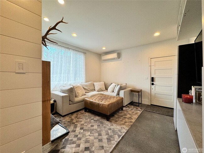Foto del edificio - Remodeled 3 bdrm home on a large lot with 500 sq ft wrap around deck!