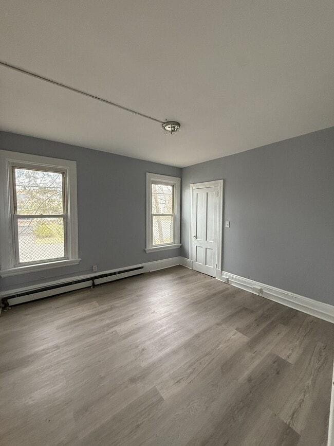 Building Photo - 96-98 Sargeant St-FL1