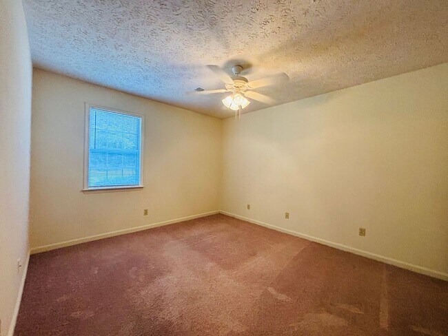 Building Photo - Available NOW* 3 Bedroom, 2 Bath Duplex