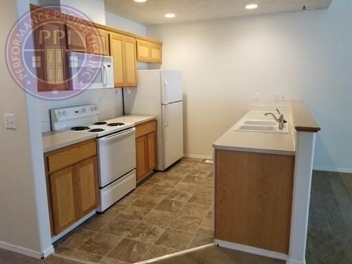 Foto del edificio - Single Level Family Home in Sandy.  New Carpet & LVT  Flooring Pets Welcome