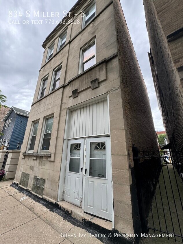 Foto principal - Sunny Top Floor 2 Bed 1 Bath Steps from UIC