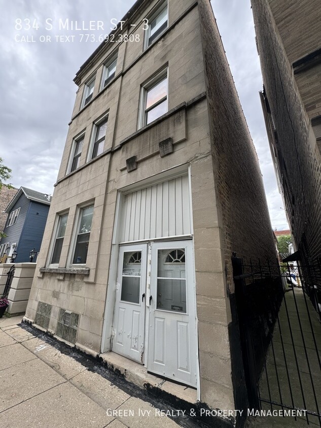 Primary Photo - Sunny Top Floor 2 Bed 1 Bath Steps from UIC