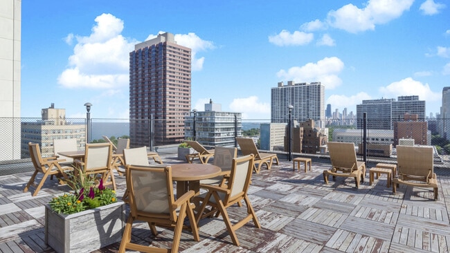 Foto del edificio - 360 W Wellington Ave